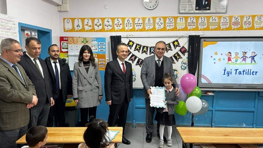 Hendek Kaymakamı Sn. Halil İbrahim ACIR ve İlçe Milli Eğitim Müdürümüz Sn. Murat ÇEKİÇCİOĞLU Öğrencilerimizin Karne Heyecanına Ortak Oldu.